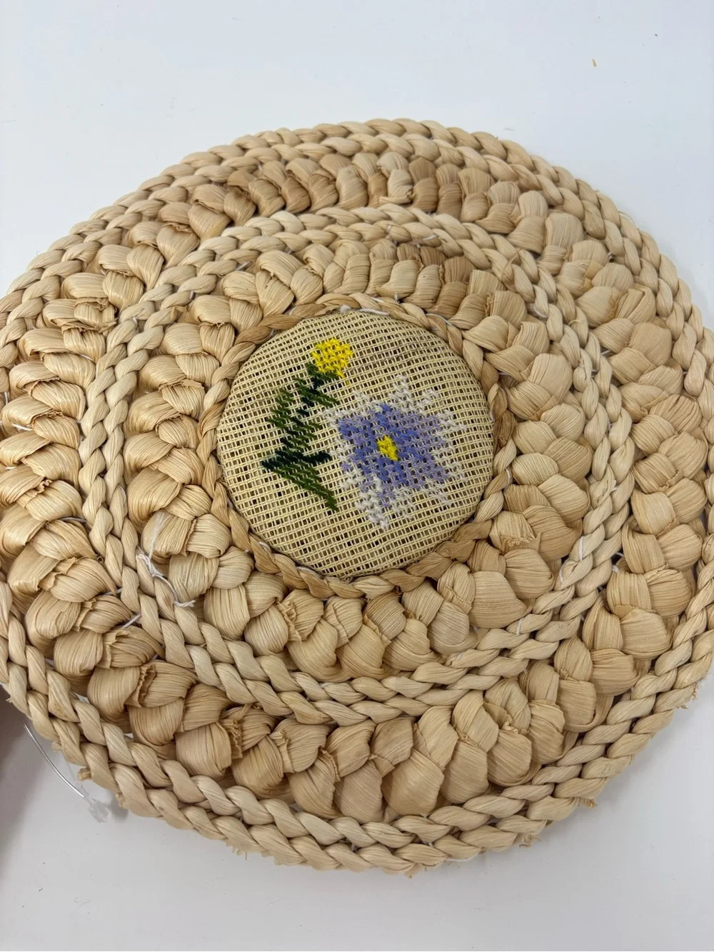 4 Vintage Retro Straw Woven Kitchen Trivets w/ Cross Stitched Floral Center 10”